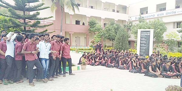 ಉಪನ್ಯಾಸಕಿ ರಾಜೀನಾಮೆ: ವಿದ್ಯಾರ್ಥಿಗಳ ಪ್ರತಿಭಟನೆ